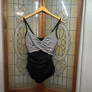 Embrace Your Curves' by Miracle Brands Women's Everleigh 1 Piece Swimsuit Size M